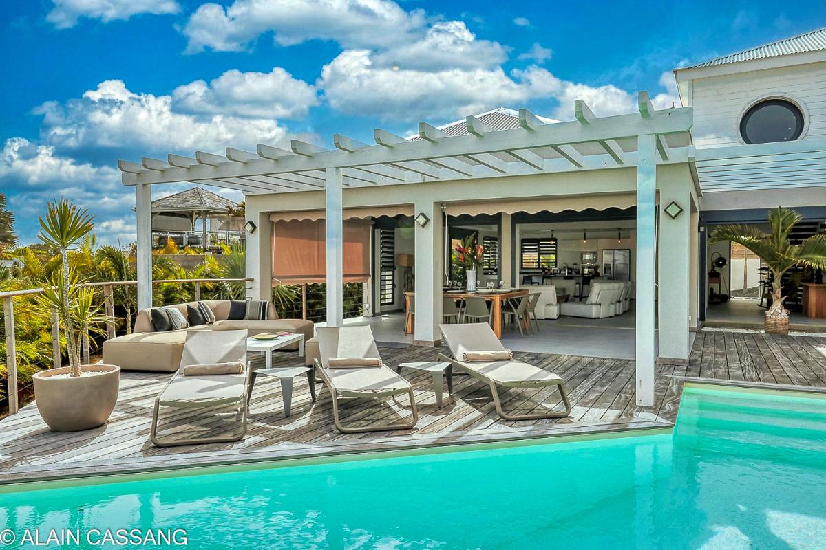 A louer villa 5 chambres pour 10 personnes avec piscine et vue mer à Sainte Anne en Guadeloupe - terrasse 150 m2